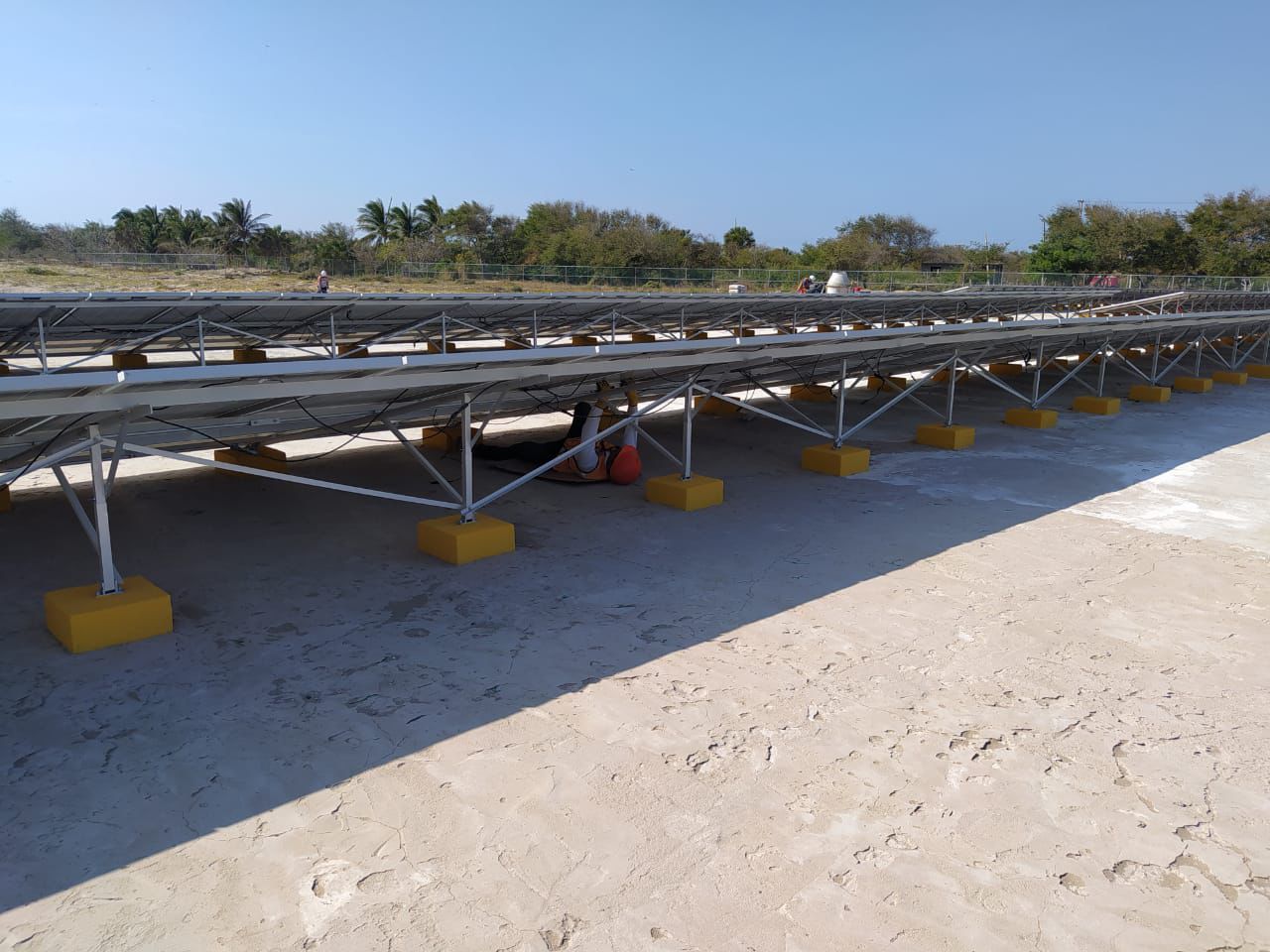 Técnico certificado ABC Solar instalando paneles solares en Estado de México