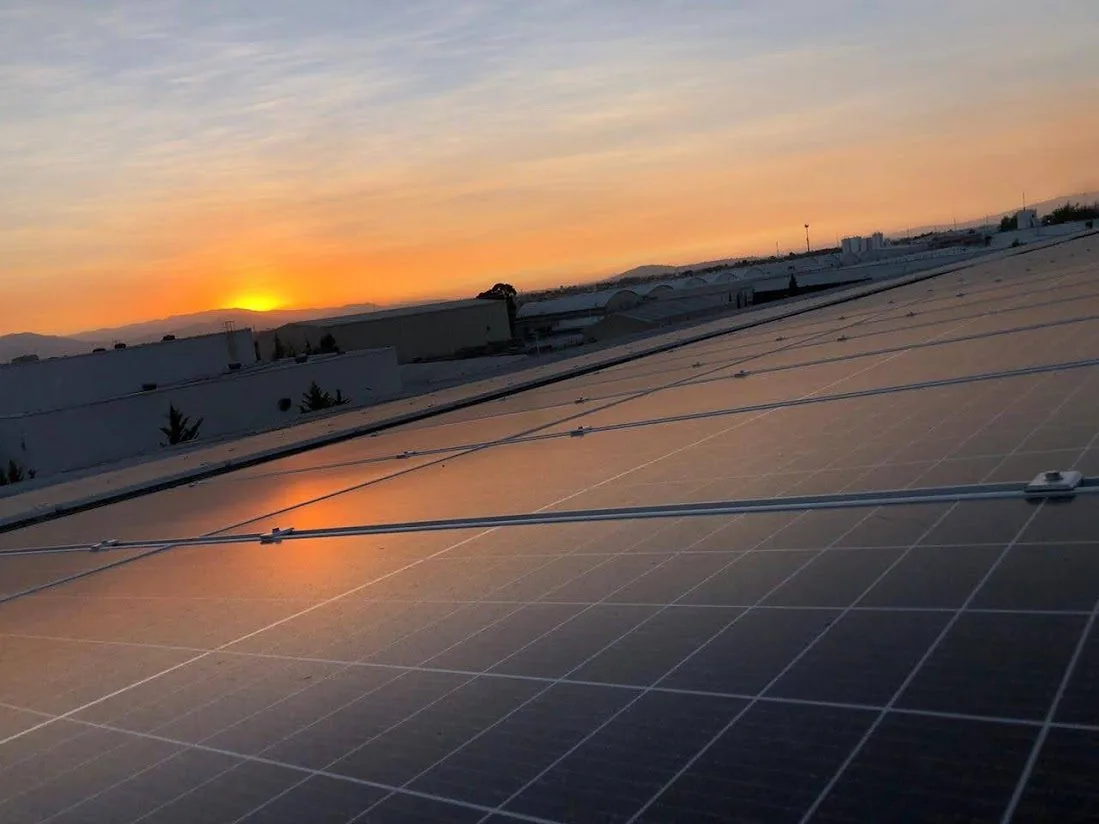 Paneles solares instalados por ABC Solar al atardecer en Estado de México